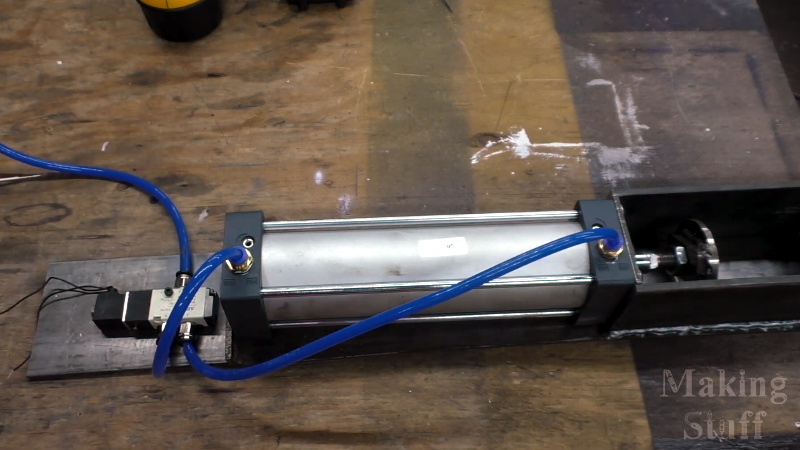 Klas Indringing violist Pneumatic Can Crusher Awaits Your Command | Hackaday