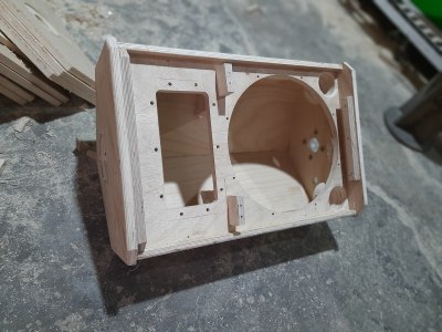 An infinite baffle loudspeaker enclosure. Gaudiowork, CC BY-SA 4.0