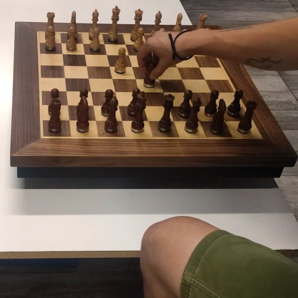 Automatic Chessboard Lets Online Players Move The Pieces