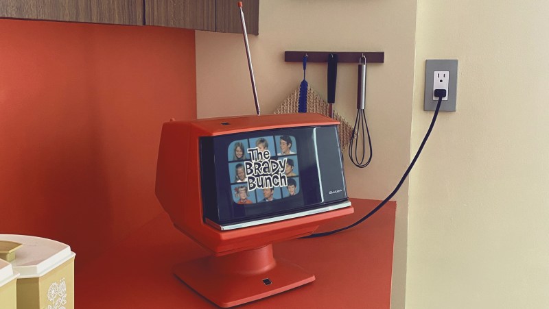Vintage TV play The Brady Bunch on loop using modern electronics