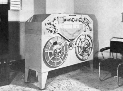 "Like a travelling razor blade", a Blattnerphone steel-strip tape recorder at the BBC in 1937. Douglas Hallam, Jr., Public domain.