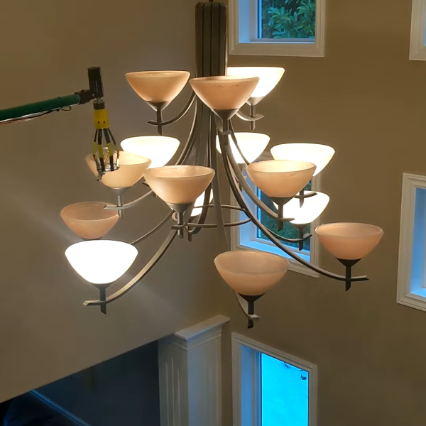 Motorized Device Helps Swap Out Hard-To-Reach Light Bulbs | Hackaday