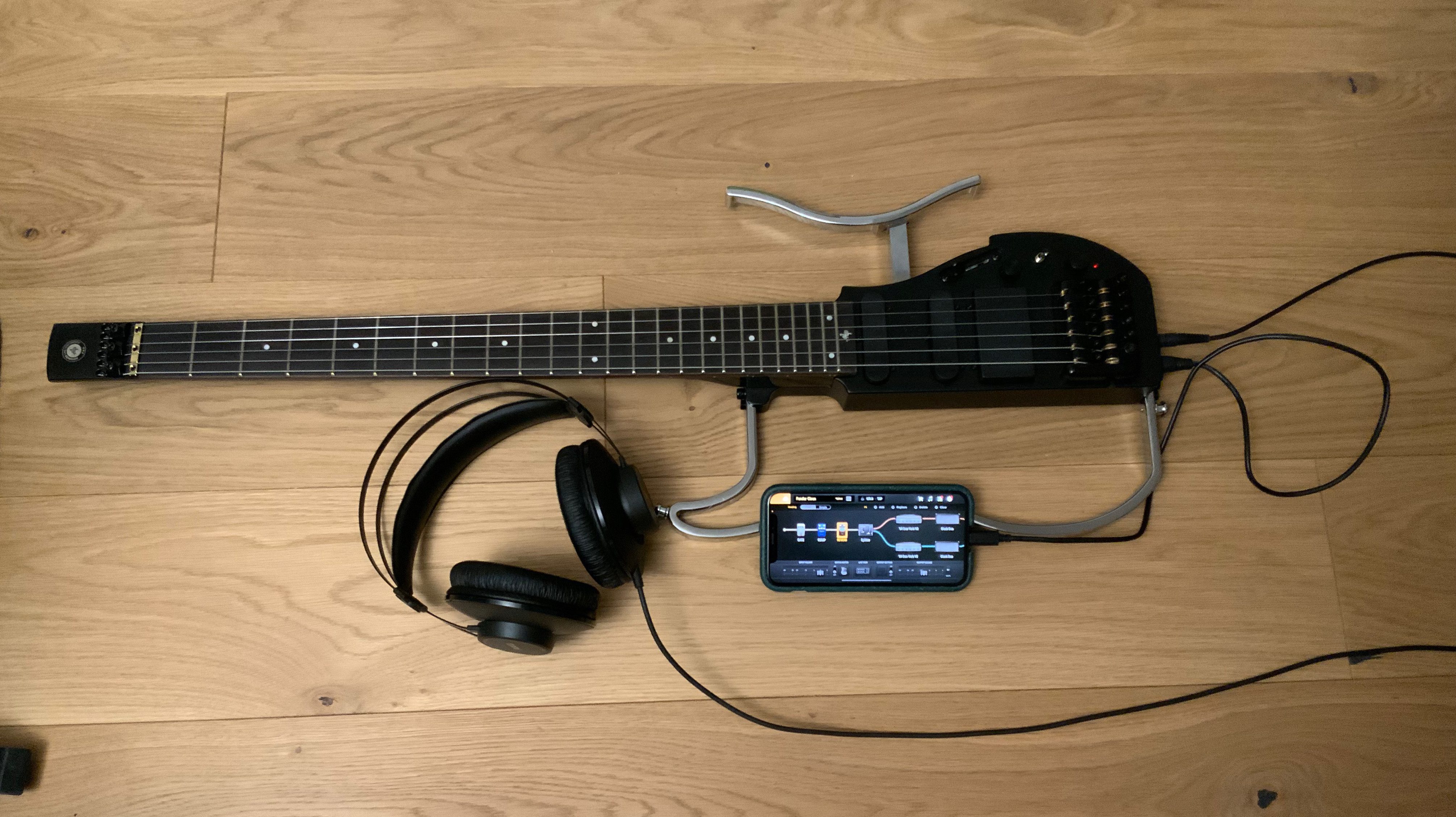 travel-guitar-hacked-with-digital-fx-setup