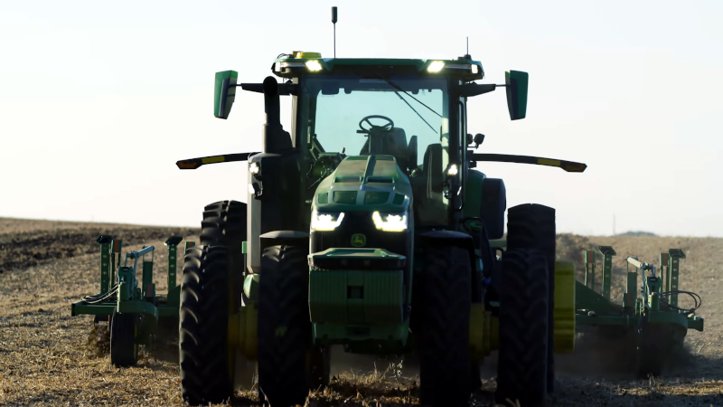 This John Deere Tractor Doesn’t Need a Driver