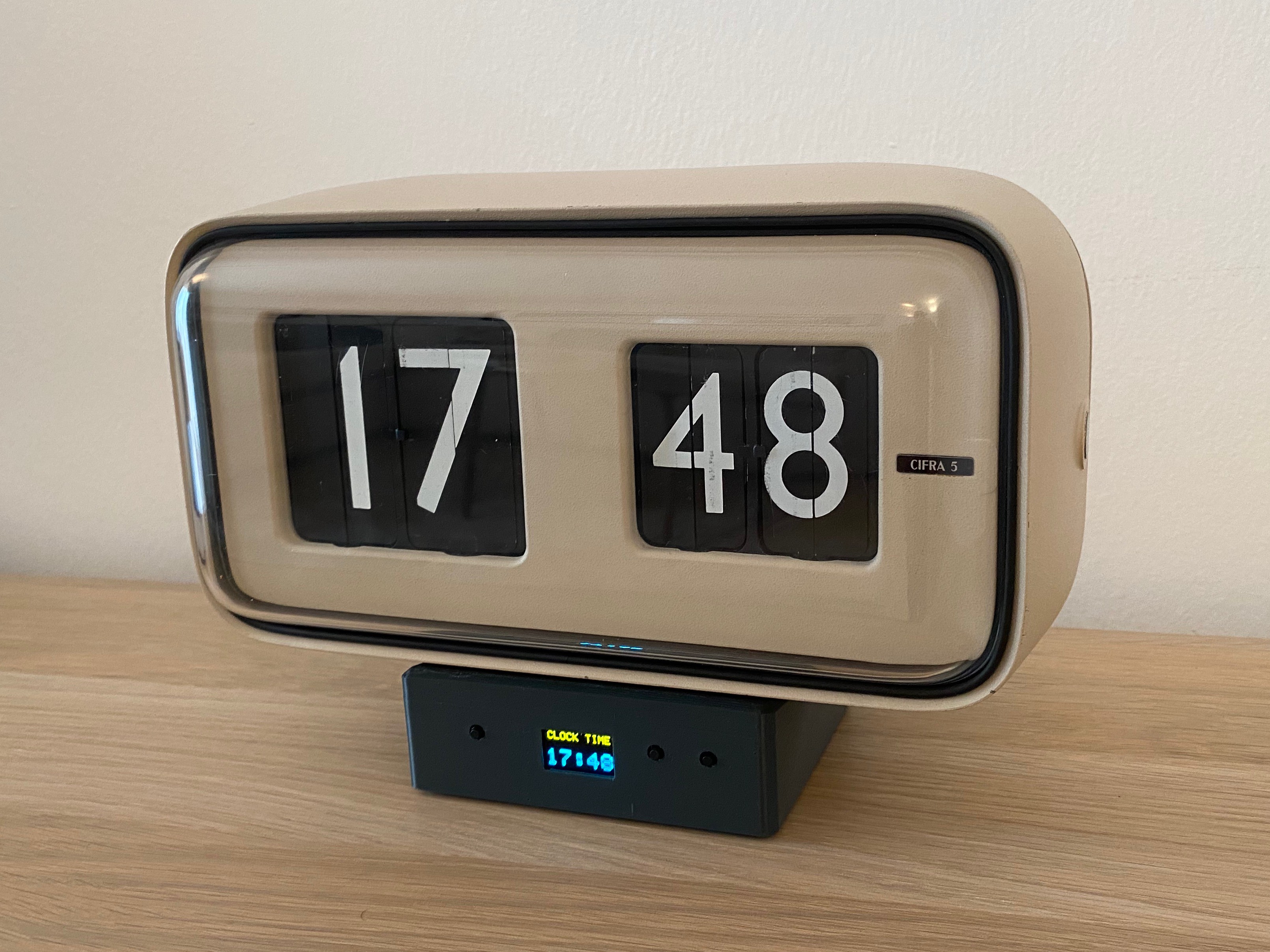 A Solari Mechanical Digital Clock Hack With A Little Extra