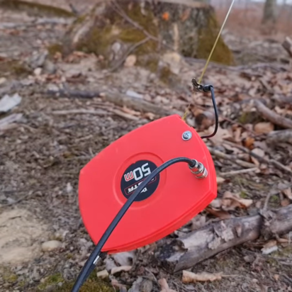 Wind-Up Tape Measure Transformed Into Portable Ham Antenna