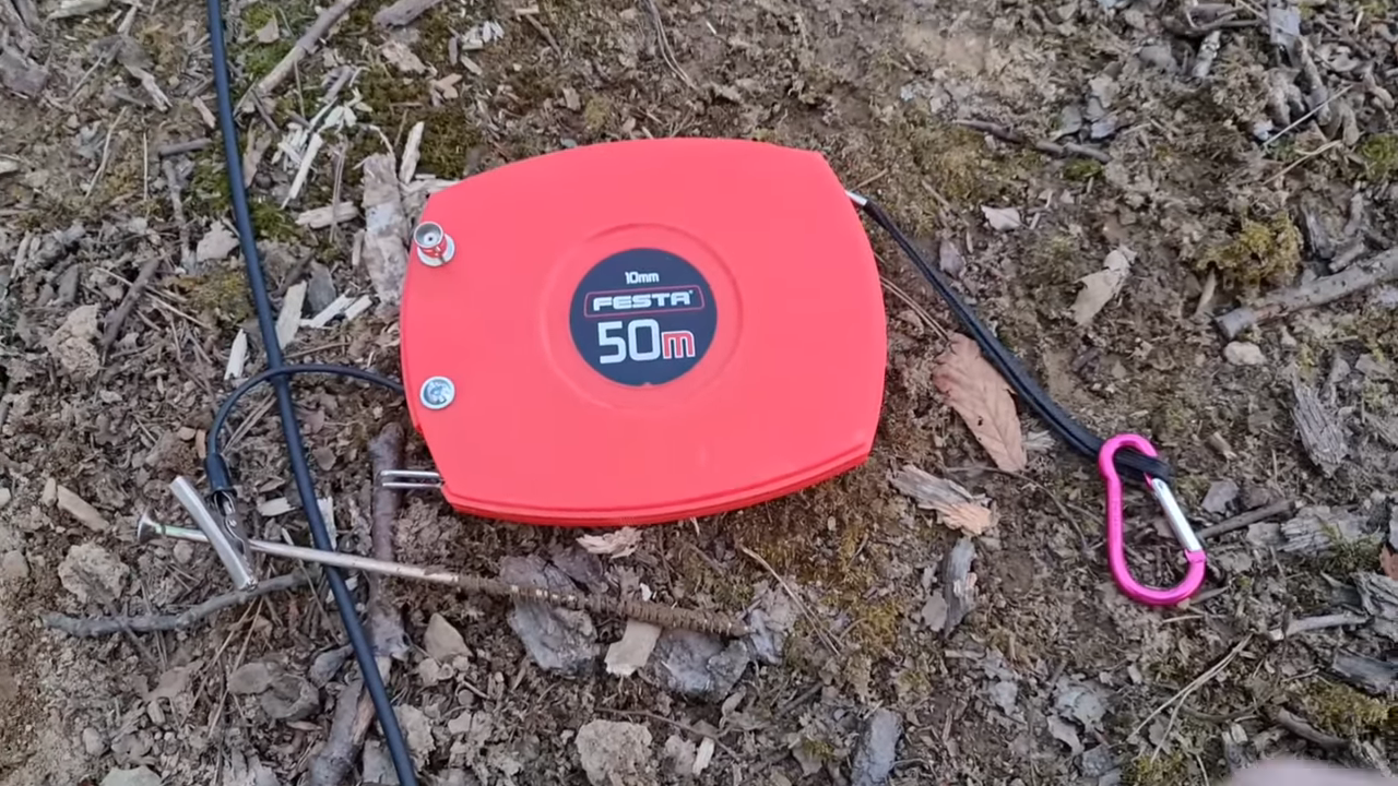 Wind-Up Tape Measure Transformed Into Portable Ham Antenna