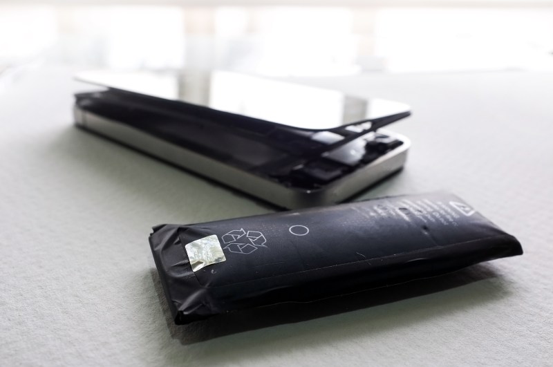 Replaceable Batteries Are Coming Back To Phones If The EU Gets Its Way