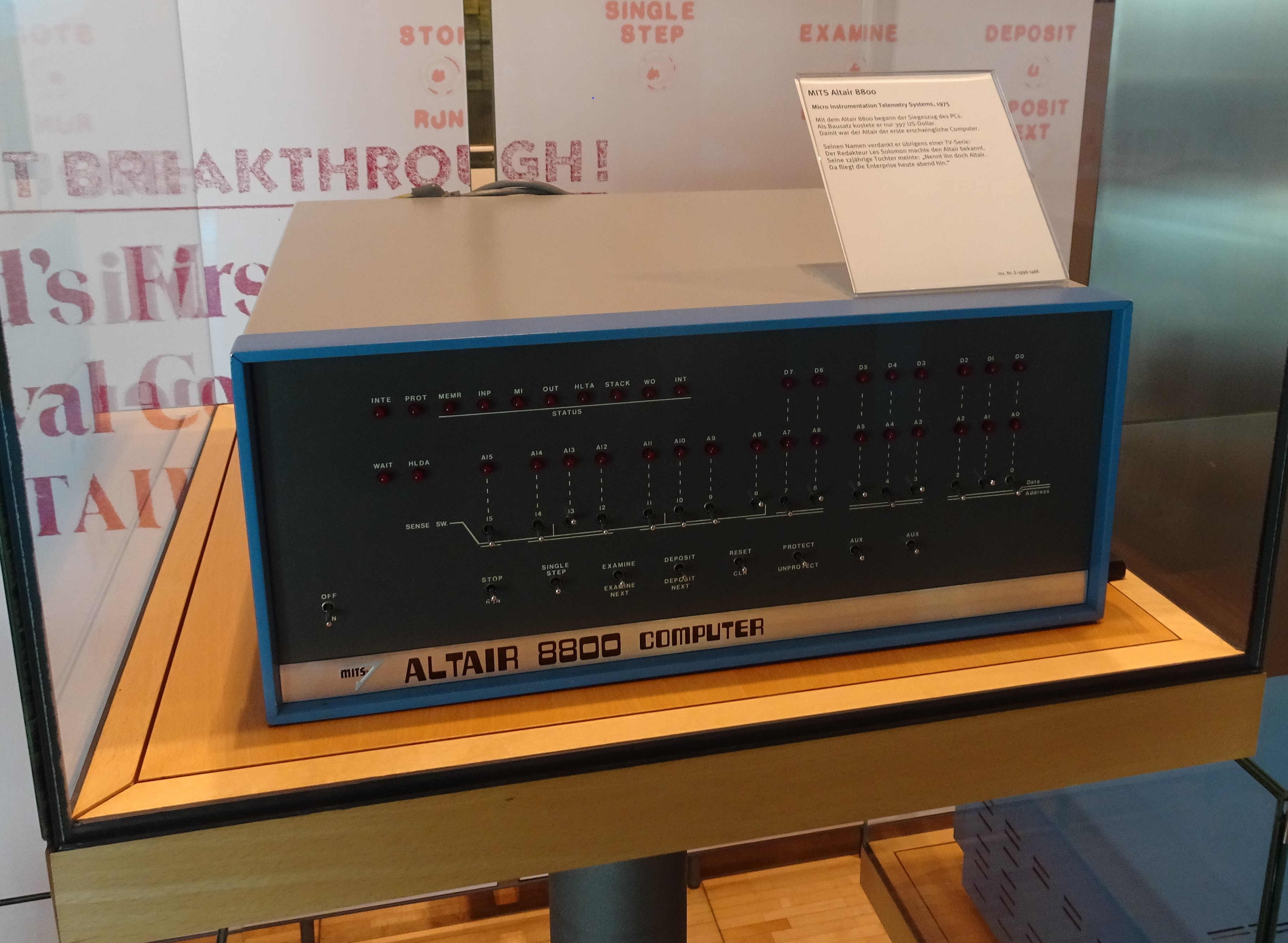 An Altair 8800 in a glass display case