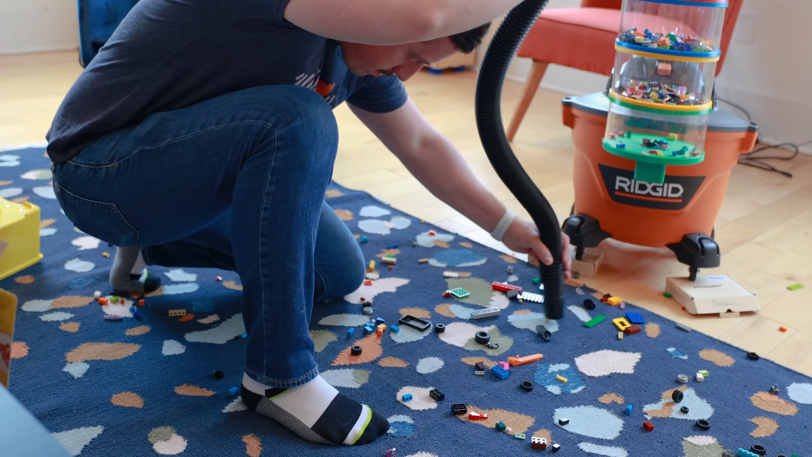 This guy made a vacuum cleaner that organizes LEGO blocks!