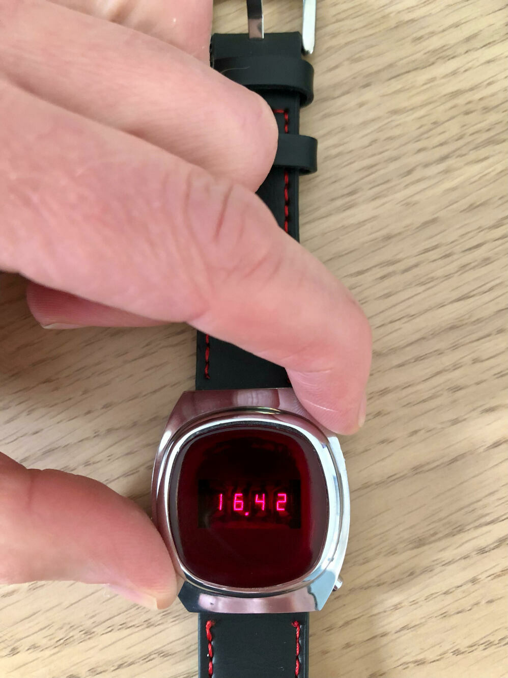 Modern, Frugal PCB Breathes New Life Into Soviet-Made LED Watch | Hackaday