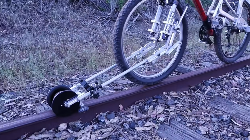 Il customise son vélo pour pouvoir circuler sur les voies ferrées ! (vidéo) By DETOURS Rail-Bike-with-folding-outriggers-riding-abandoned-railroads-on-the-central-coast-3-12-screenshot