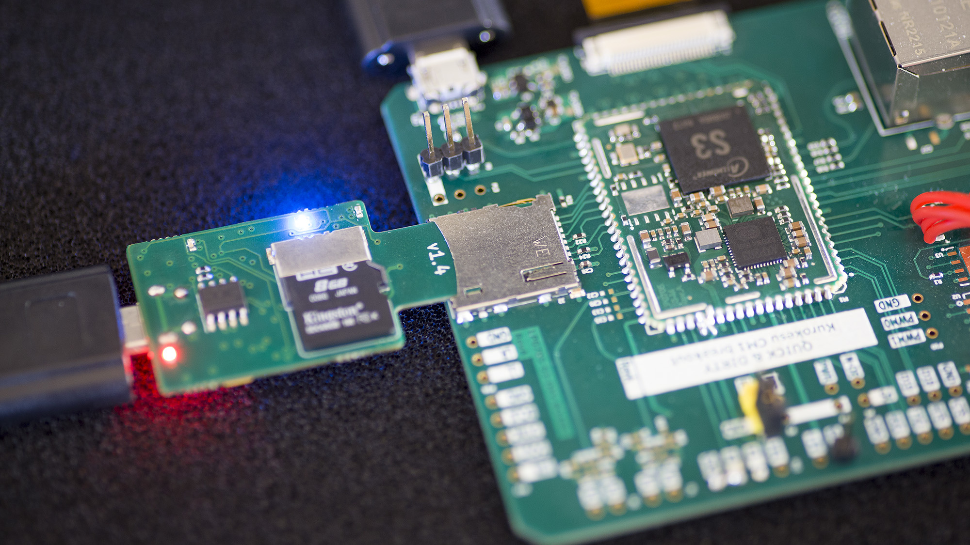 Automatisierter MicroSD-Kartentausch hilft bei Spielereien an Bord