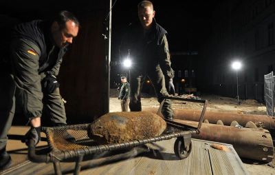 Bomb-disposal experts load a bomb after defusing it on Museum Island in Berlin. (Credit: Gero Breloer/AP)