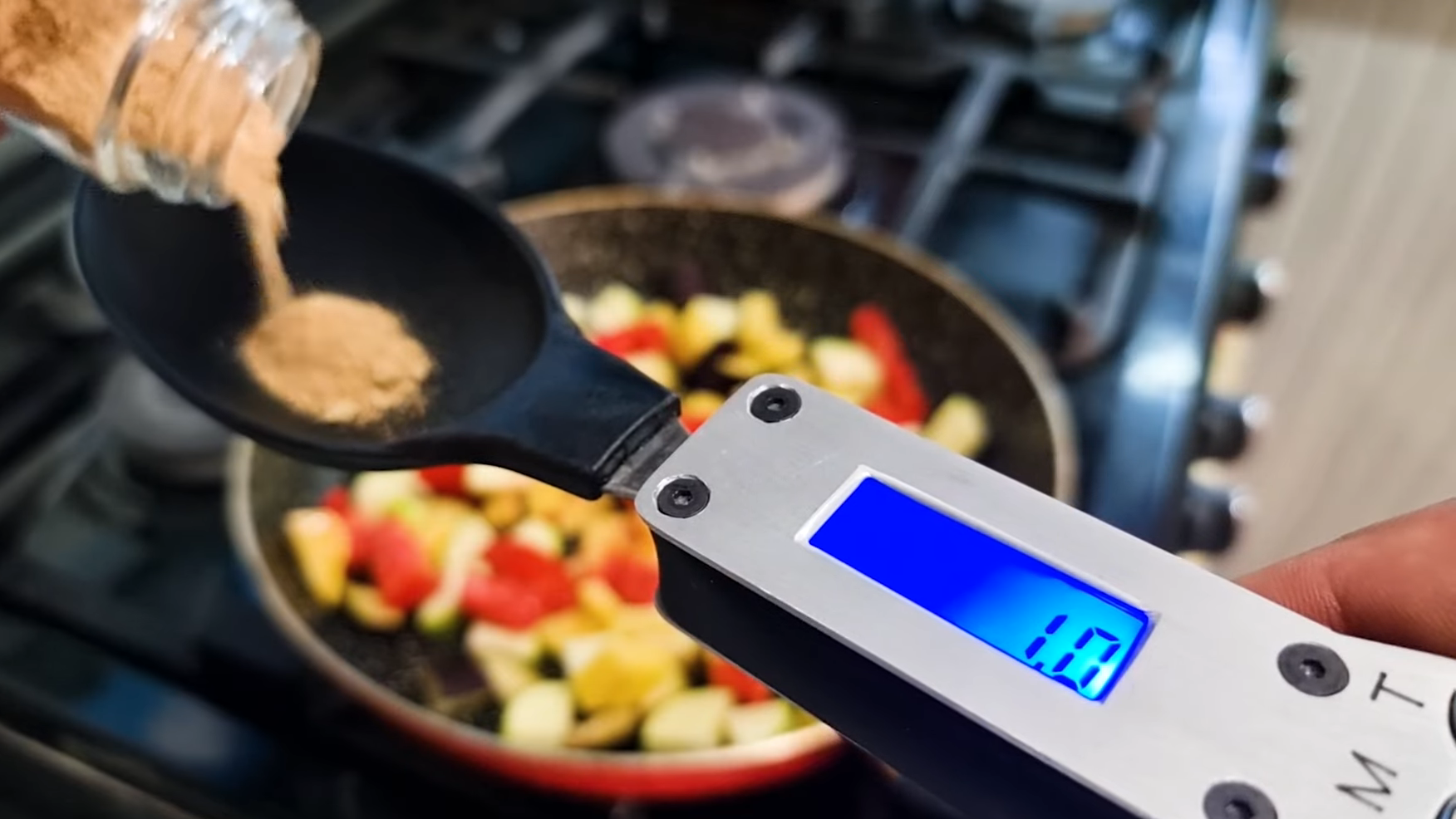 Цифрова кухонна ложка спрощує зважування інгредієнтів