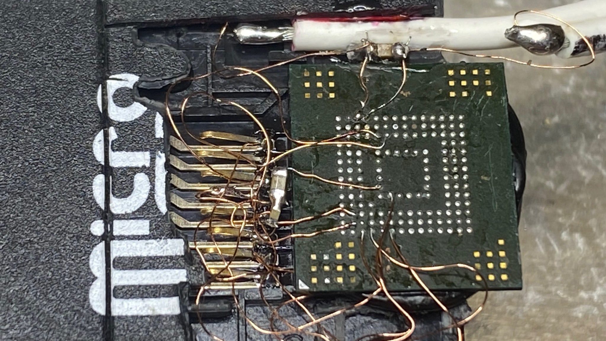 Dumping eines eMMC-Chips mit vielen Drähten Bodge