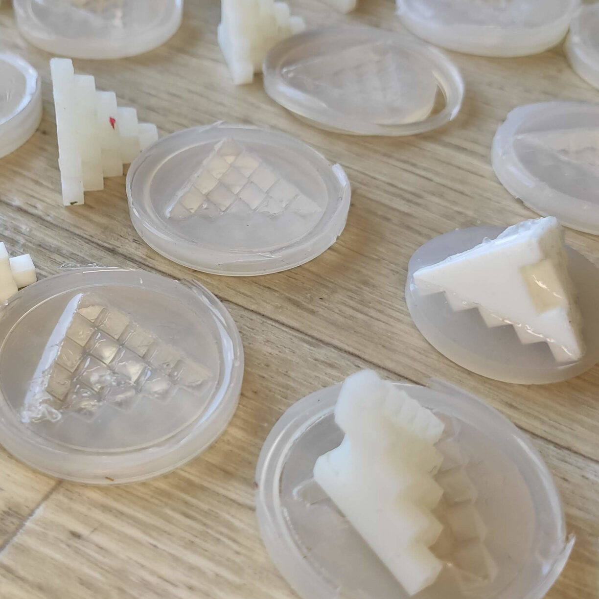 Testing ways to prevent cure inhibition in platinum silicone, when casting  3d resin printed parts. 