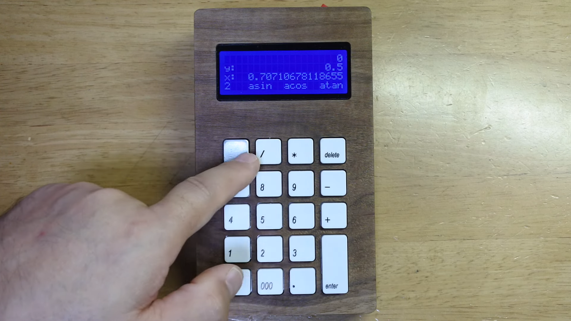 La carcasa de nogal distingue a esta calculadora RPN personalizada con Arduino de la multitud