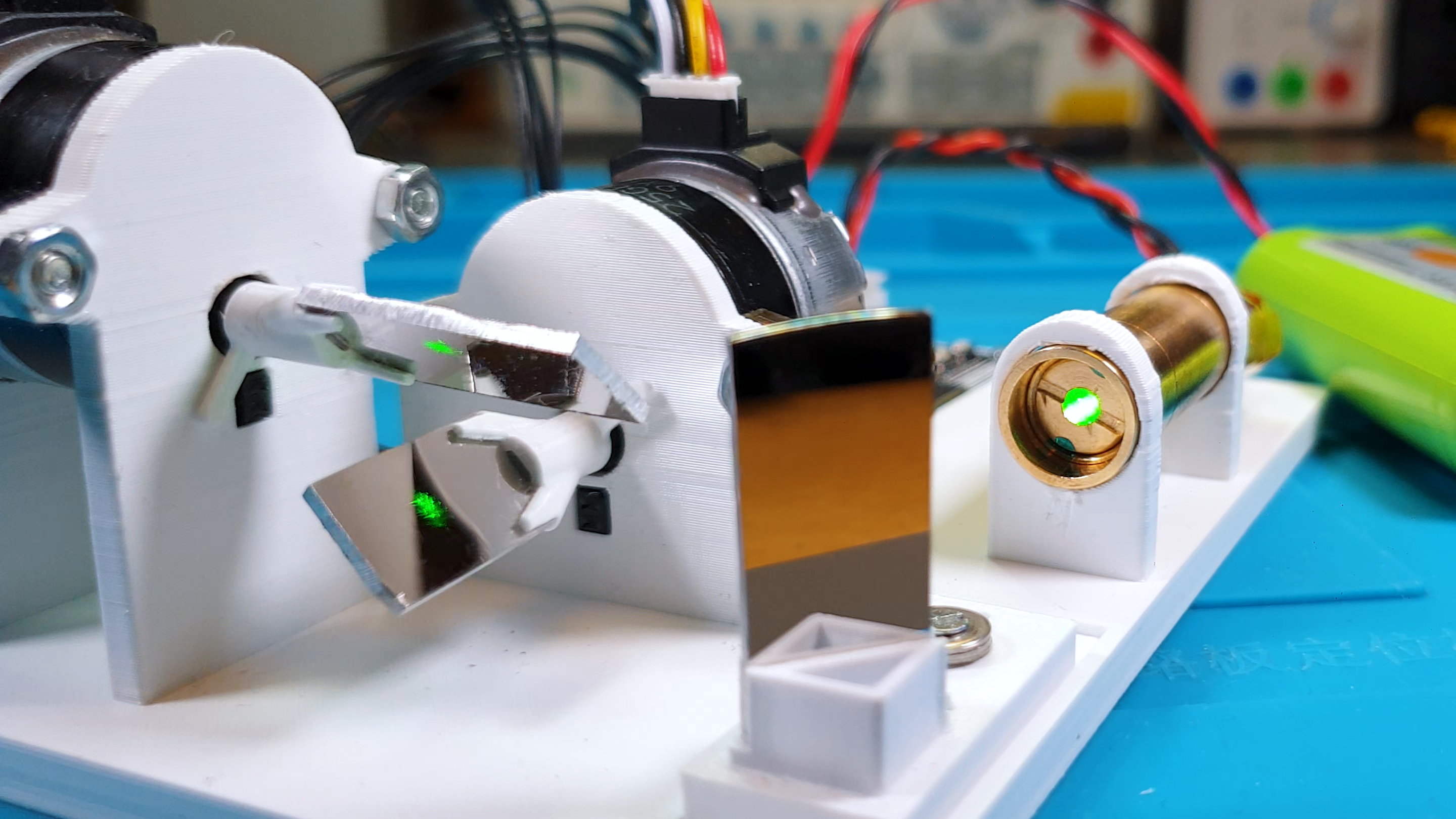 El proyector láser se basa en motores paso a paso en lugar de galvanómetros