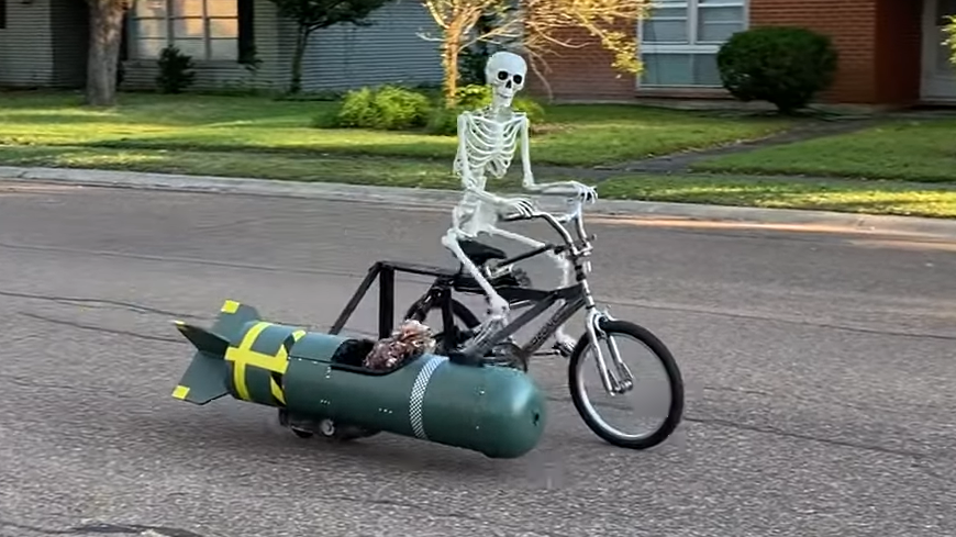 Скелет на велосипеді їздить вулицями на Хелловін