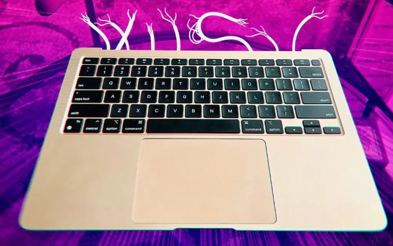 MacBook Air'in mor ve pembe arka plan üzerindeki alt yarısında, ekran olmadığını belirtmek için arka kısmından kopmuş teller çekilmiştir.