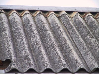 Damaged asbestos roof. (Credit: Harald Weber)