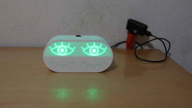 Los ojos LED ESP32 ayudan a mantener al pequeño en la cama
