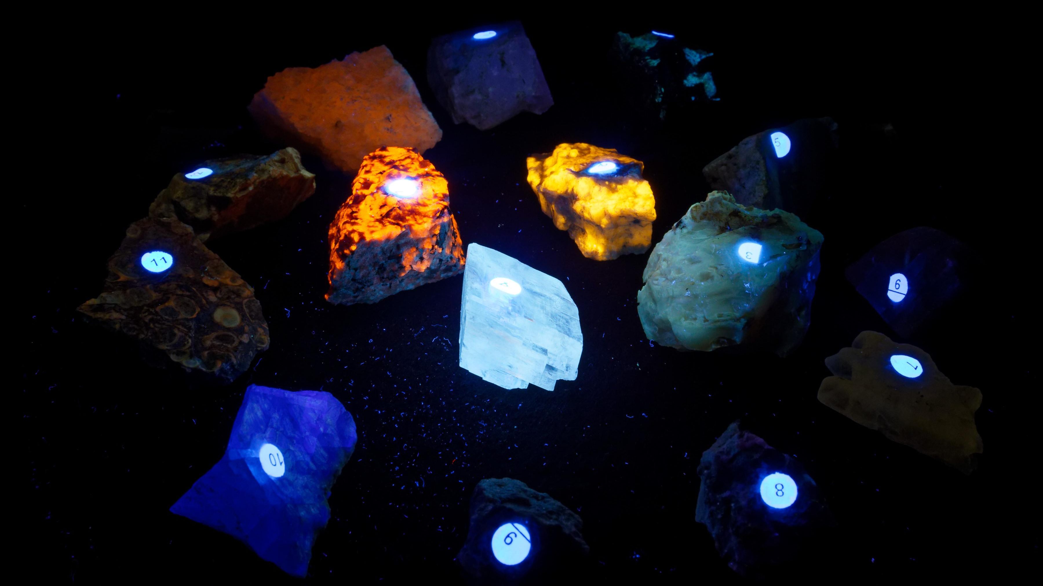 UV Photography Box Is Great For Shooting Fancy Rocks