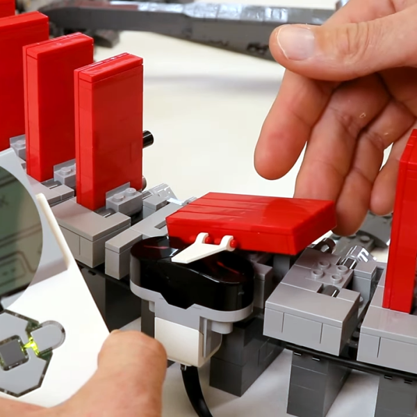 Cette machine en Lego peut faire tomber 2 millions de dominos par jour