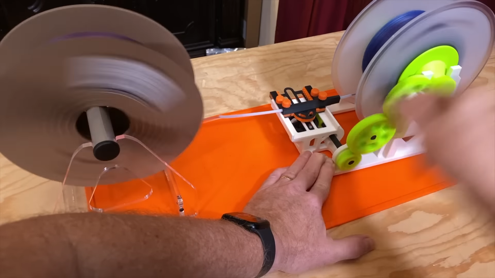 Clever Mechanism Powers This All-Mechanical Filament Respooler