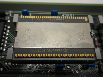 Intel C43201-5 Release 1 chip: Instruction Decoder and Microinstruction Sequencer of iAPX 432 General Data Processor (GDP). The chip is in a 64-contact leadless ceramic QUad Inline Package (QUIP), partially obscured by metal retention clip of the 3M socket.