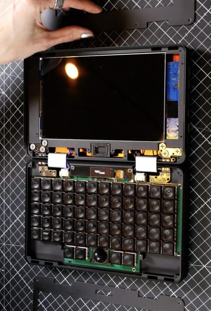 Le mini-ordinateur portable modulaire Pocket Reform de MNT sera bientôt  disponible avec des options de processeur ARM et un écran de 7 pouces -   News
