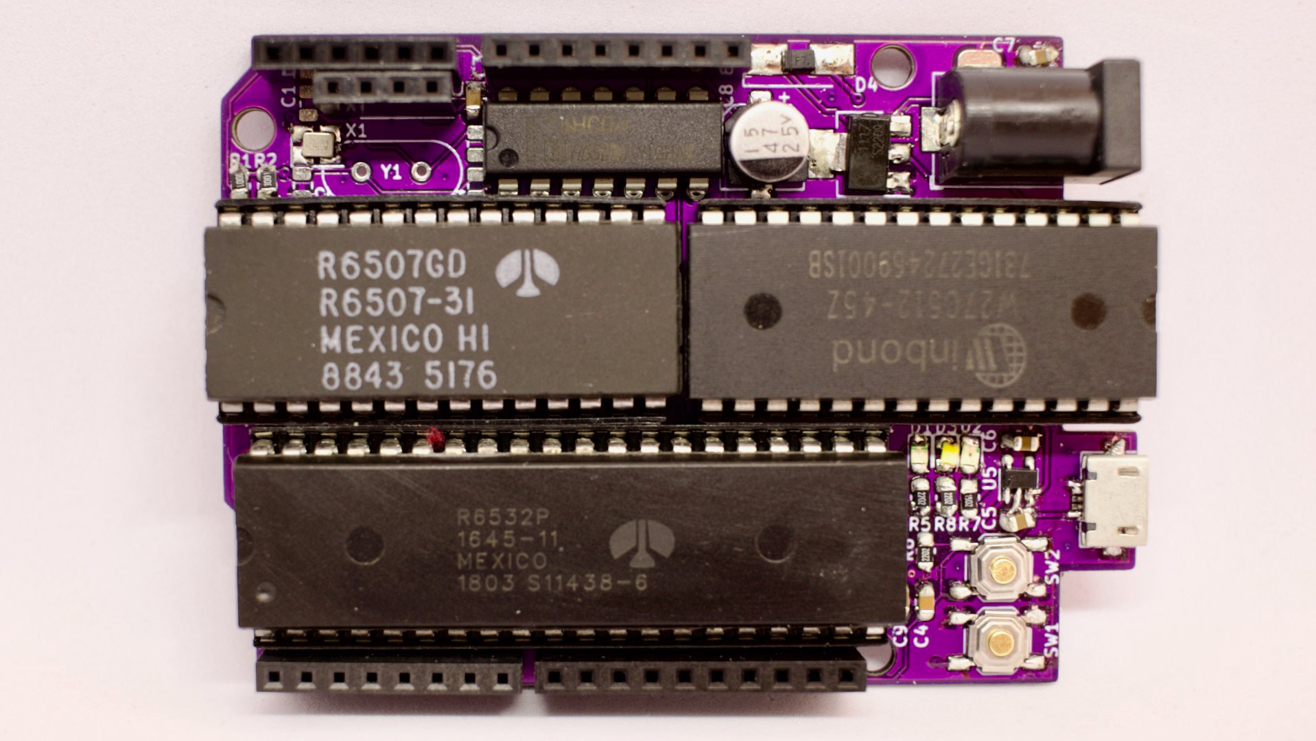 Hackaday Prize 2023: 65uino 6502 Learning In A Familiar Package
