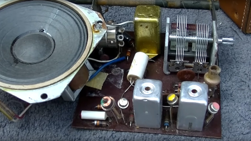 A Vintage Transistor Radio Gets a Repair