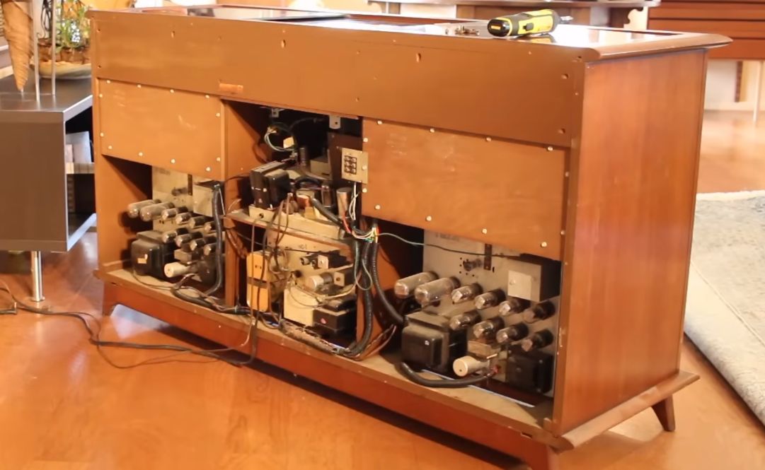 A Look At A 1960s Tube-Based Magnavox Concert Grand Console Stereo