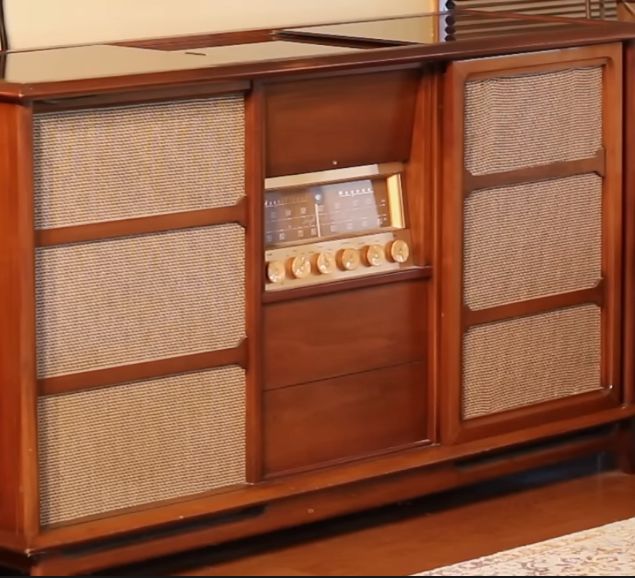 A Look At A 1960s Tube-Based Magnavox Concert Grand Console Stereo 