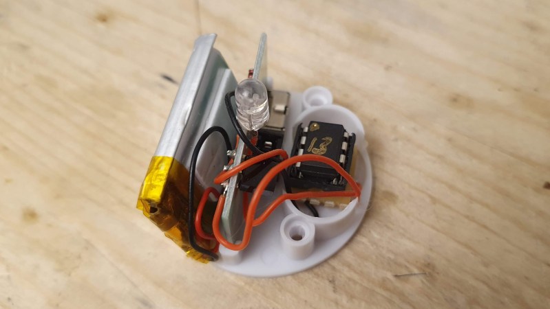 How to connect a capacitor to the LED (a way to flicker, glow
