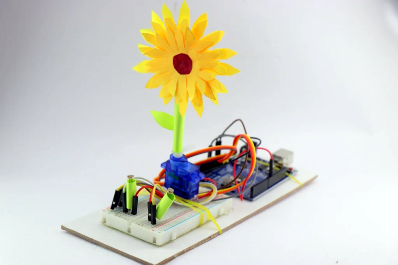Robot słonecznikowy podąża za słońcem