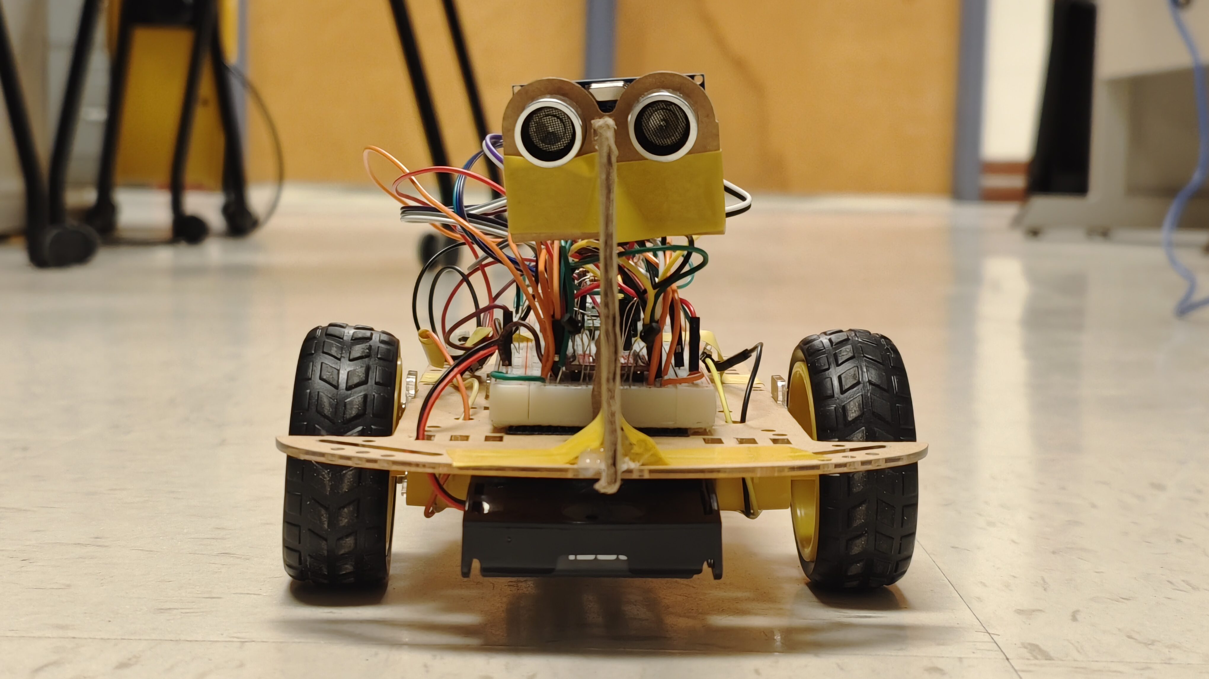Robot de seguimiento por infrarrojos construido como prueba de concepto para equipaje autónomo