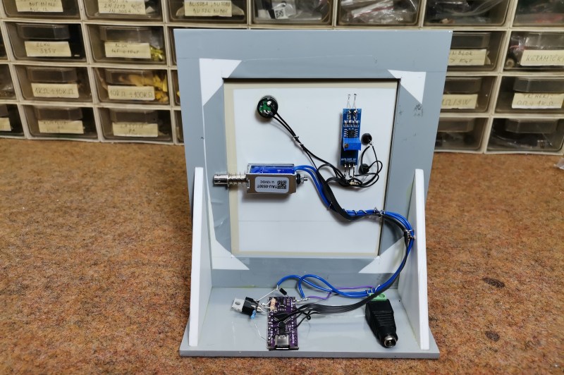 Flashlight Door Lock Is A Bright Idea | Hackaday