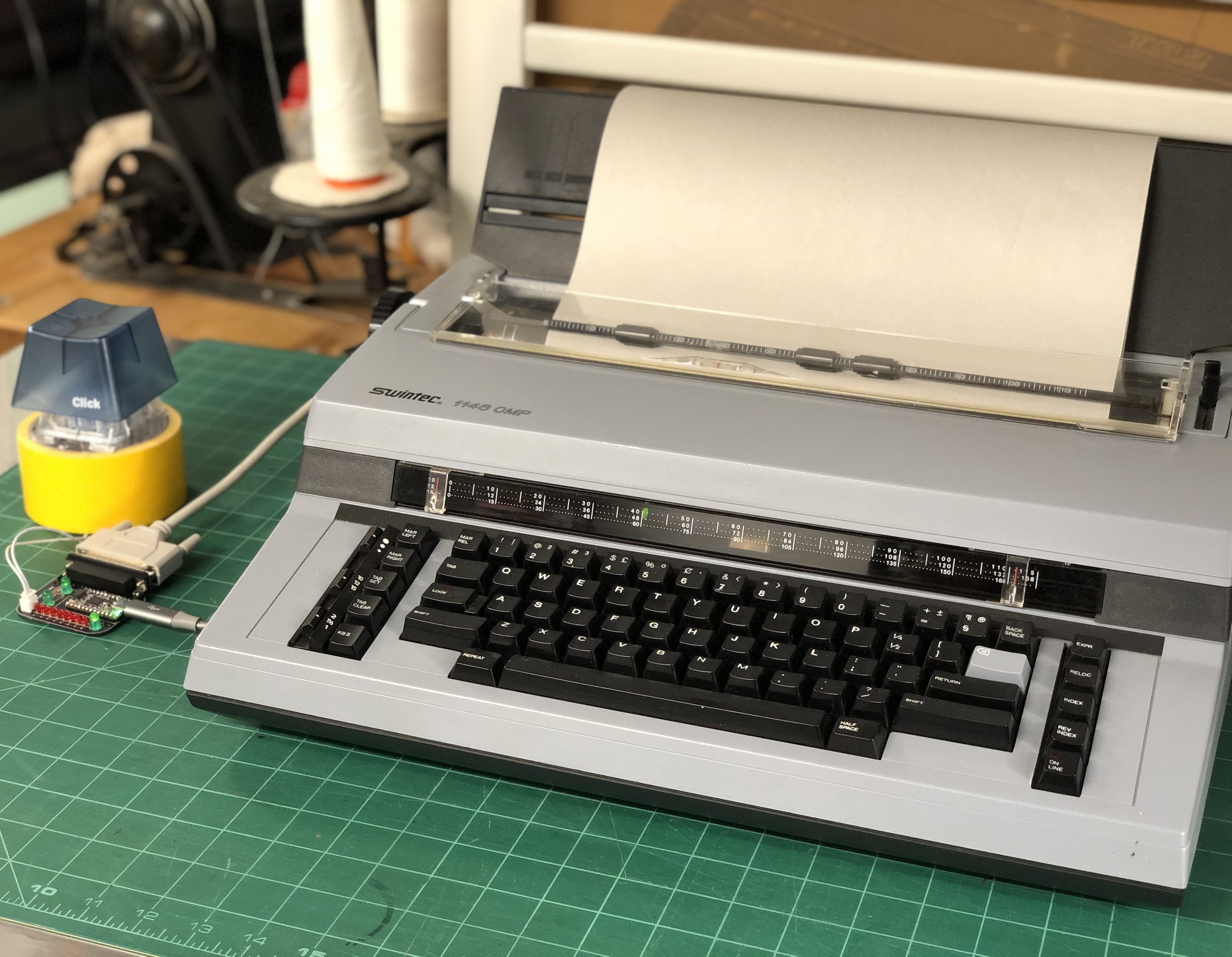 Wanneer is een typemachine een printer?  Wanneer het een parallelle poort heeft