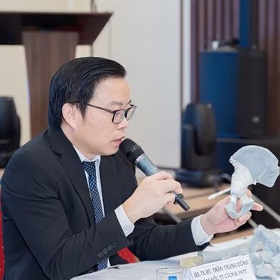 Professor Dr. Tran Trung Dung, the Director of Vinmec Orthopedics Center, explains the treatment process using 3D printed implant models. (Credit: Vietnam.vn)
