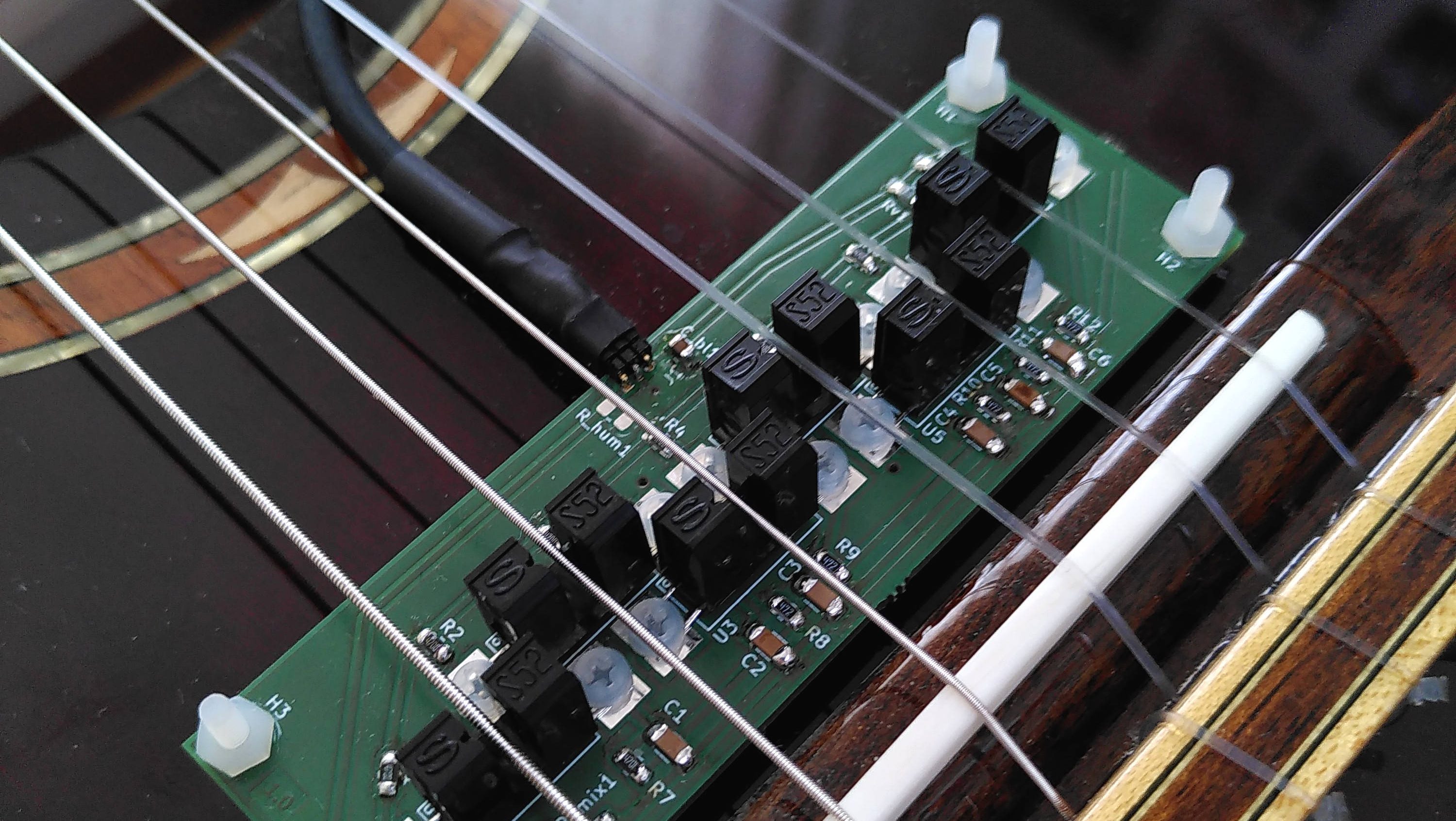 Der optische Gitarren-Tonabnehmer funktioniert mit Nylonsaiten