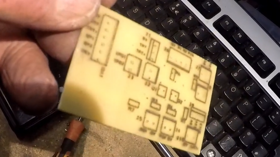 Gefälschter Siebdruck auf einer Leiterplatte, hergestellt durch Laserschneiden