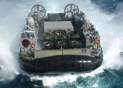 LCAC-55, a Navy Landing Craft Air Cushion (LCAC), maneuvers to enter the well deck of the amphibious assault ship USS Kearsarge (LHD-3). (Credit: US Navy)