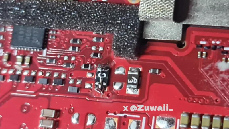 the PTC fuse to blame for the fault described, on the ROG Ally board, with a wire soldered across the fuse