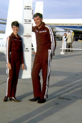 Dick Rutan (r) and Jeana Yeager (l) standing next to the Voyager aircraft in 1986. (Source: Ray Kamm collection)
