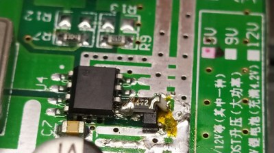 The patched up XR2981 boost IC with MCP809 reset IC installed. (Credit: [MisterHW])