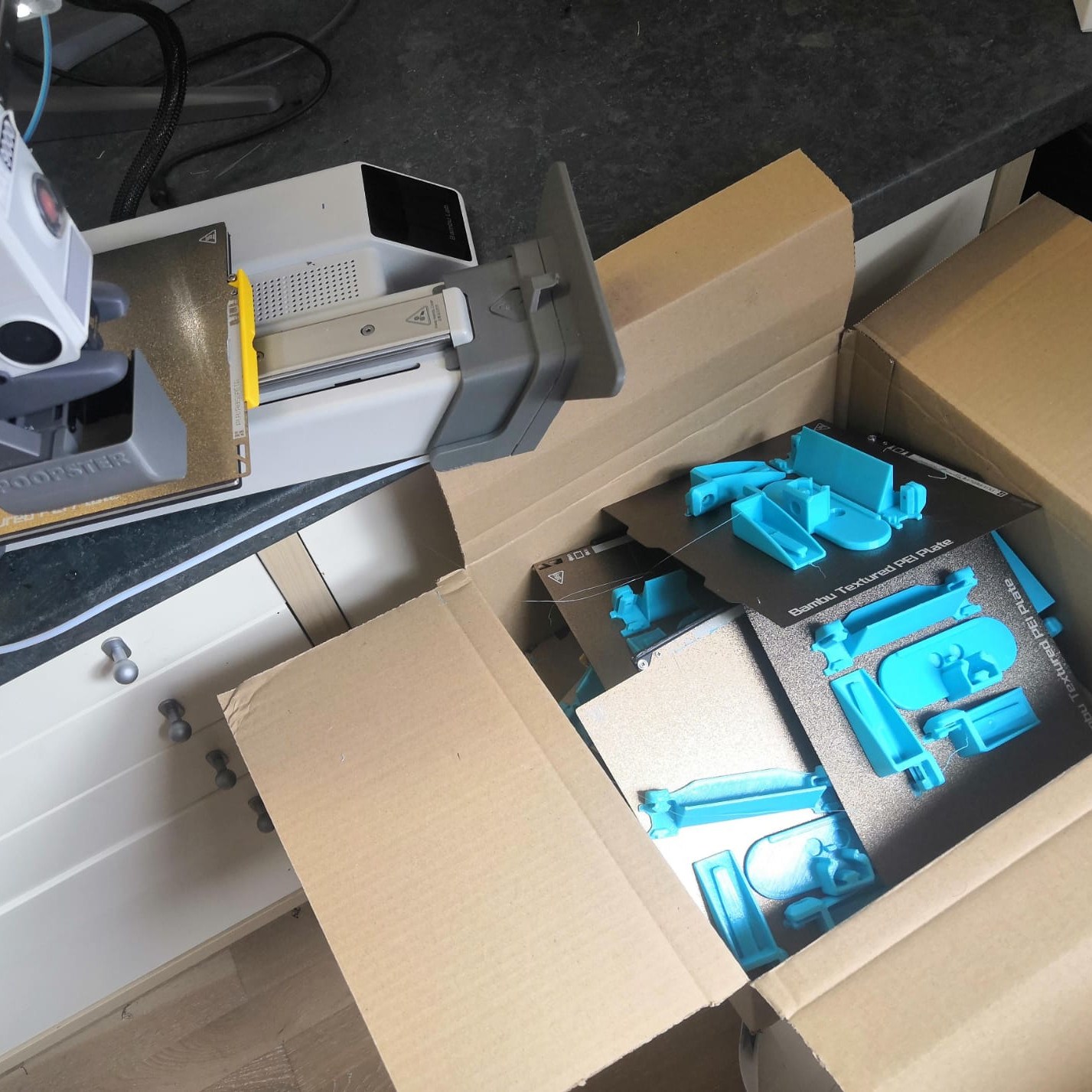 3D Printer Swaps Build Plates To Automate Print Jobs | Hackaday