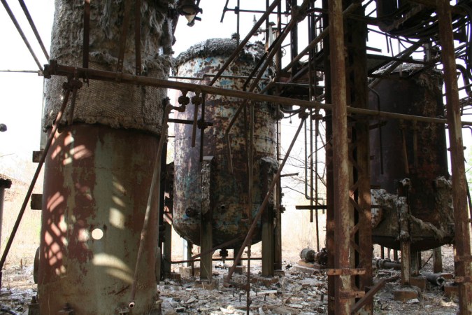 Deteriorating section of the UCIL plant near Bhopal, India. (Credit: Luca Frediani, Wikimedia)